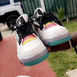 Air Jordan 4retro lighting resurrects a highly covered colorway that originally